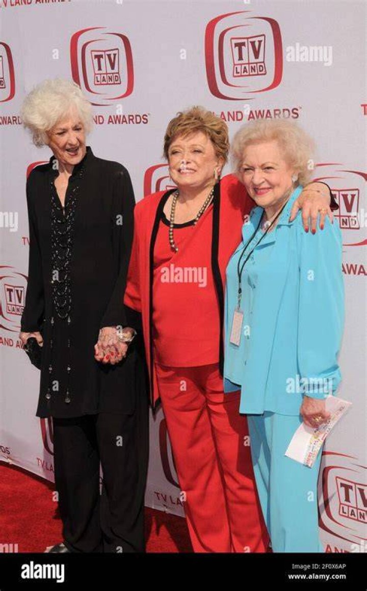 File photo of actresses McClanahan and White at 6th Annual TV Land Awards in Santa Monica Actresses Rue McClanahan (L) and Betty White pose together at the 6th Annual TV Land Awards in Santa Monica, California in this June 8, 2008 file photo. McClanahan, best known for her role in the TV comedy series Golden Girls , has died at the age of 76, her manager told People magazine on June 3, 2010. REUTERS/Chris Pizzello/Files (UNITED STATES - Tags: ENTERTAINMENT OBITUARY)